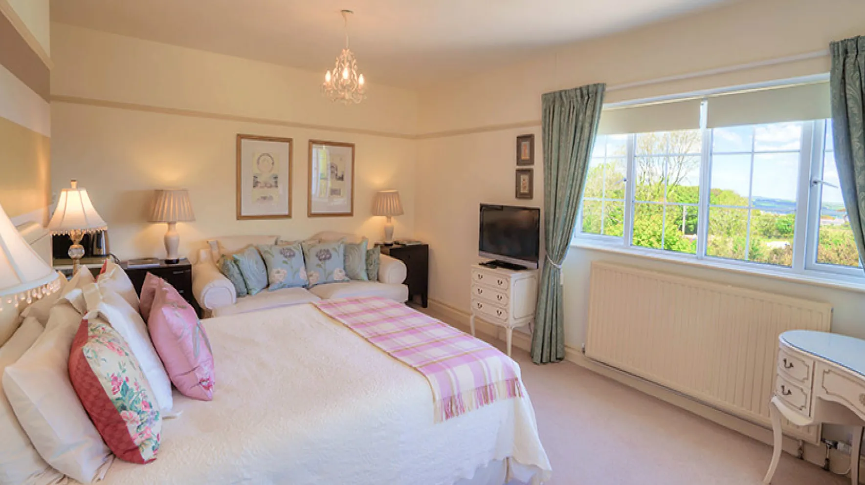 Room 7 at Higher Faugan Parc: television and seating beside the bed
