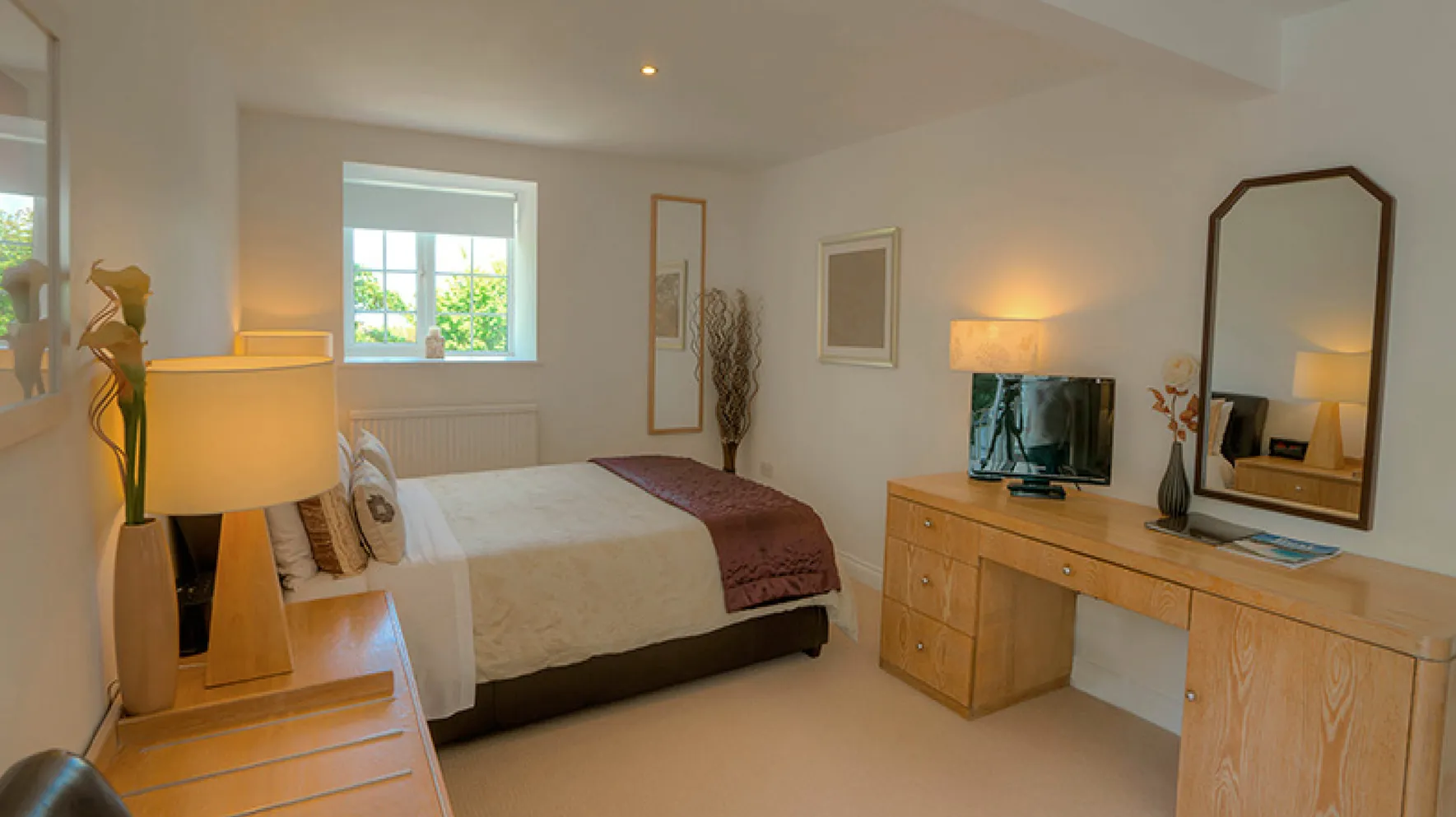 Room 2 at Higher Faugan Parc: bed and dressing table