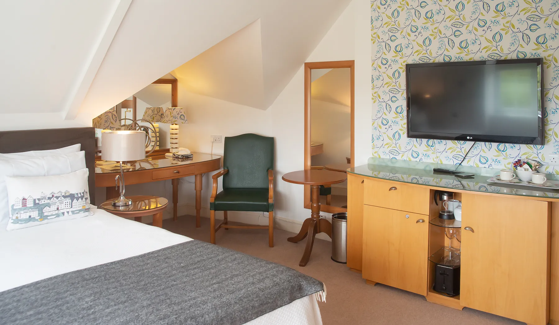 Room 6 at Higher Faugan Parc: television, dressing area and beverage facilities