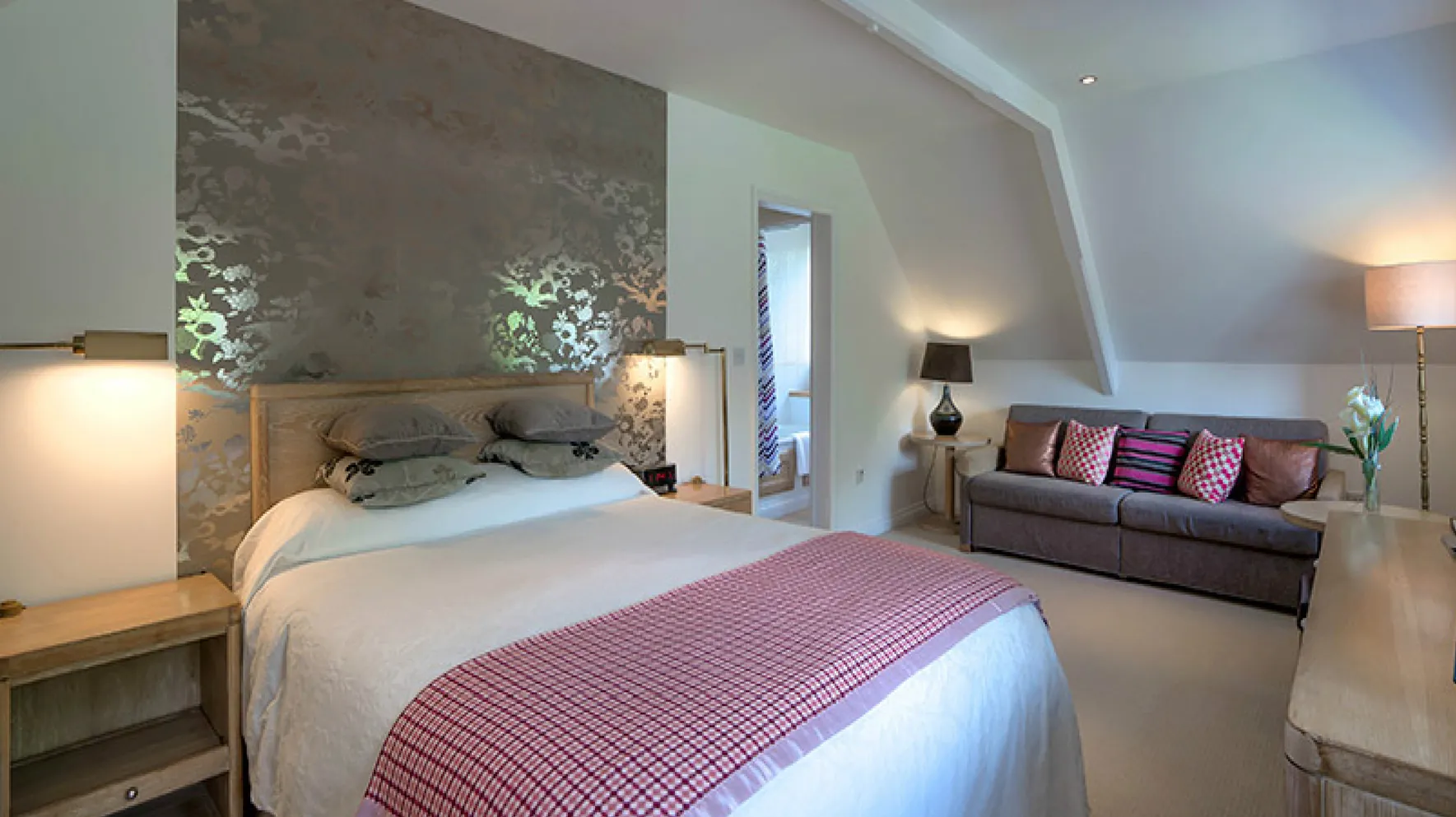 Room 4 at Higher Faugan Parc: the suite with sofa and garden window