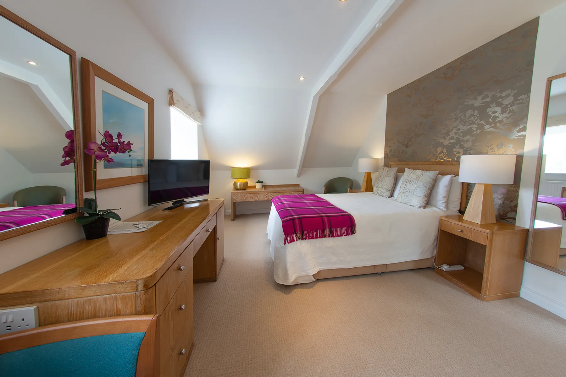 Room 4 at Higher Faugan Parc: bed, mirror and dressing area