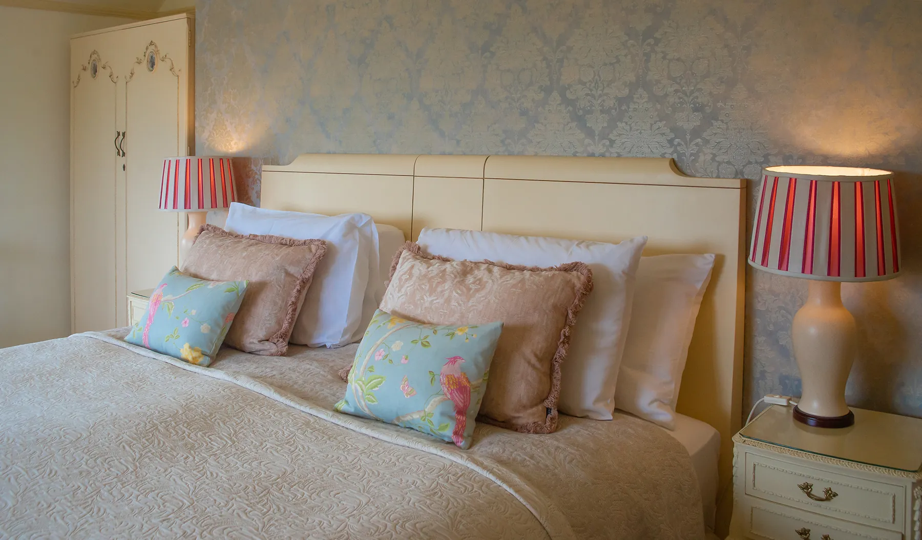 Room 7 at Higher Faugan Parc: bedhead and bedside lamps in the superior room